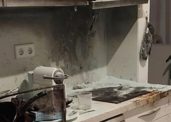Estado en el que quedó la cocina después de la extinción del fuego. Foto: Bombers d'Eivissa