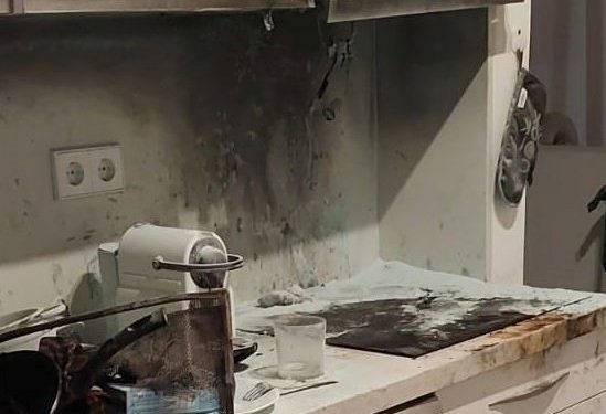 Estado en el que quedó la cocina después de la extinción del fuego. Foto: Bombers d'Eivissa