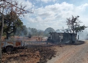 Incendio agrícola en el que ha ardido un cobertizo en la zona de es Figueral. Foto: Ibanat