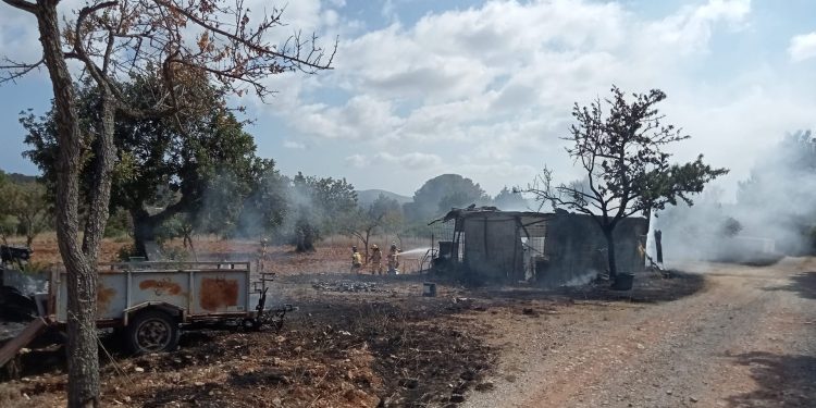 Incendio agrícola en el que ha ardido un cobertizo en la zona de es Figueral. Foto: Ibanat