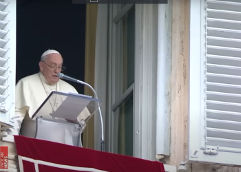 El Papa Francisco, durante el rezo del Ángelus este domingo en el Vaticano.
