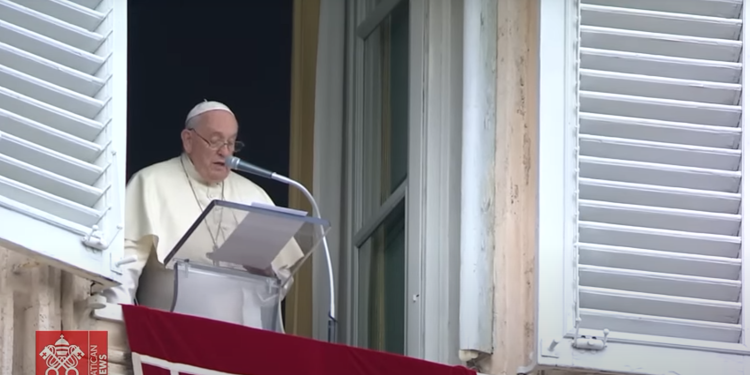 El Papa Francisco, durante el rezo del Ángelus este domingo en el Vaticano.