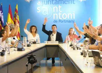 Imagen de una votación en el pleno celebrado hoy. Foto: Ayuntamiento de Sant Antoni