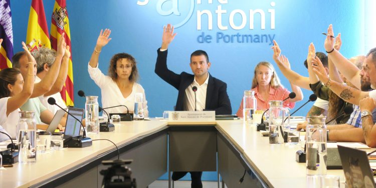 Imagen de una votación en el pleno celebrado hoy. Foto: Ayuntamiento de Sant Antoni