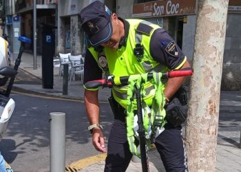 Imagen de archivo un policía local de Palma inspeccionando un patinete. Foto: Policía de Palma