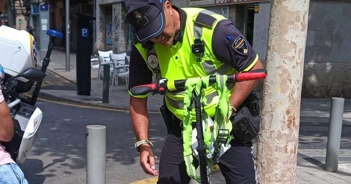 Imagen de archivo un policía local de Palma inspeccionando un patinete. Foto: Policía de Palma