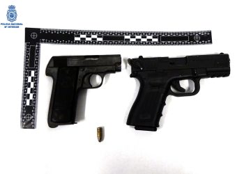 Las dos armas de fuego localizadas. Foto Policía Nacional