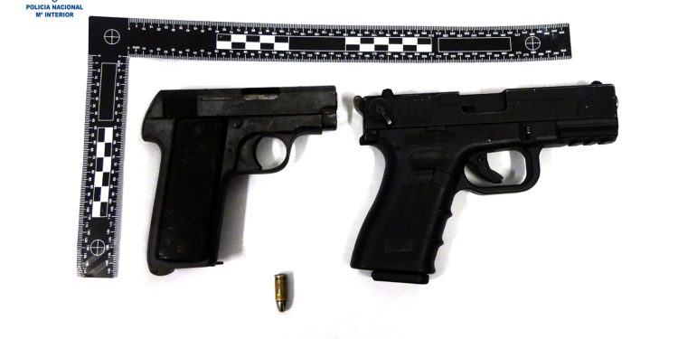 Las dos armas de fuego localizadas. Foto Policía Nacional