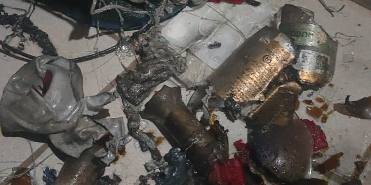 Daños provocados por el incendio con cócteles molotov. En la imagen se pueden ver los restos de las botellas llenas de gasolina. Foto Policía Nacional