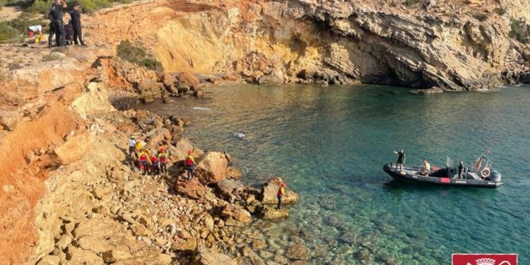 Una imagen del rescate facilitada por bomberos de Ibiza.