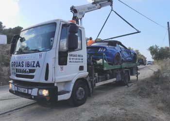 El coche ha sufrido daños en la parte del copiloto, como se puede ver en la imagen.