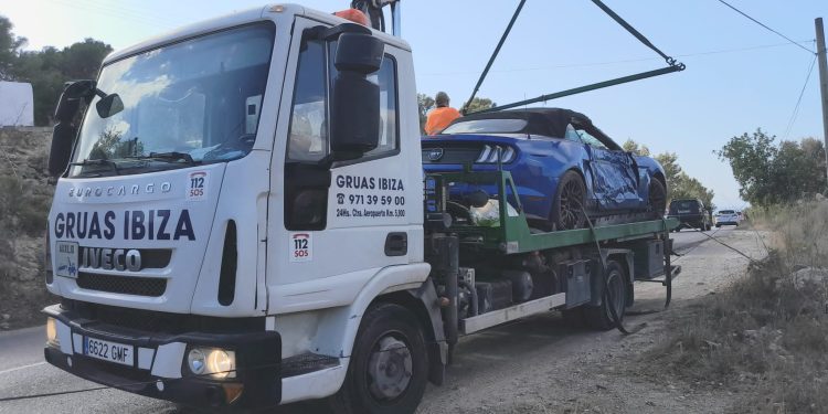 El coche ha sufrido daños en la parte del copiloto, como se puede ver en la imagen.