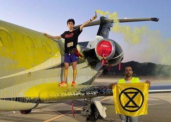 Una de las imágenes de la acción de protesta en el aeropuerto de Ibiza, en la que ha habido cuatro detenidos
