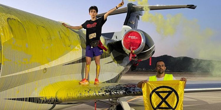 Una de las imágenes de la acción de protesta en el aeropuerto de Ibiza, en la que ha habido cuatro detenidos