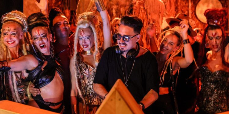 La Sala Akasha de Las Dalias está en Sant Carles.