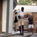 El personal de seguridad con una activista en el momento del desalojo del Blue Marlin.