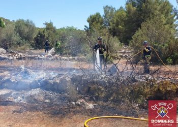 Los bomberos trabajan en la extinción del incendio de vegetación en Sant Mateu. Foto: Bombers d'Eivissa