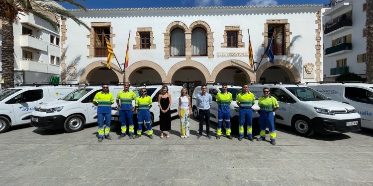 Presentación de los nuevos vehículos del Servicio Municipal de Aguas. Foto: Ayuntamiento de Santa Eulària