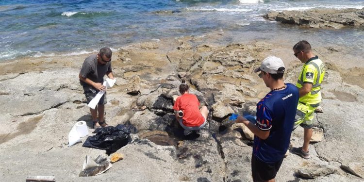 Trabajadores de Gestión Ambiental y de Litoral han limpiado el vertido provocado por el bidón. Fotos: Consell Insular de Formentera