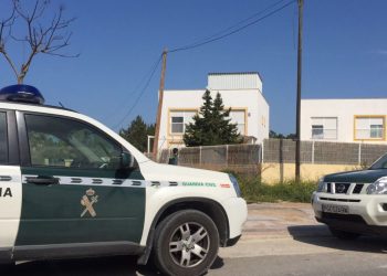 Imagen de archivo  un coche de la Guardia Civil junto a una casa okupada.