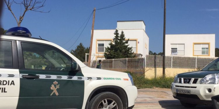 Imagen de archivo  un coche de la Guardia Civil junto a una casa okupada.