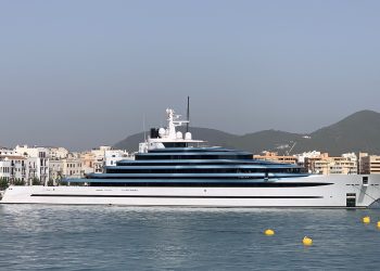 El yate KAOS, atracado en el puerto de Ibiza. Foto: Facebook de 'Vecinos y comerciantes puerto Ibiza'