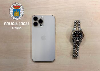Móvil y Rolex que portaba el detenido y de los que no ha aportado prueba de ser de su propiedad. Foto Policía Local de Ibiza