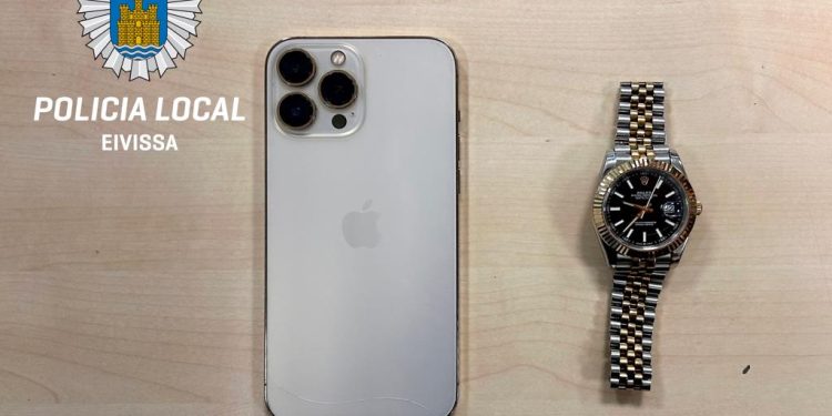 Móvil y Rolex que portaba el detenido y de los que no ha aportado prueba de ser de su propiedad. Foto Policía Local de Ibiza