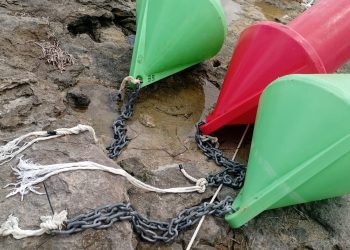 Boyas de las balizas de la costa cortadas y apiladas en la costa. Imágenes aportadas por el Ayuntamiento de Sant Josep