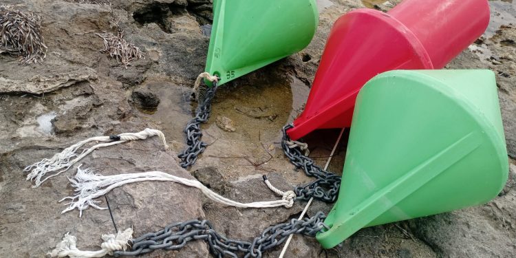 Boyas de las balizas de la costa cortadas y apiladas en la costa. Imágenes aportadas por el Ayuntamiento de Sant Josep