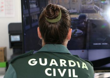 Imagen de archivo de  una agente en las dependencias de la Guardia Civil de Ibiza