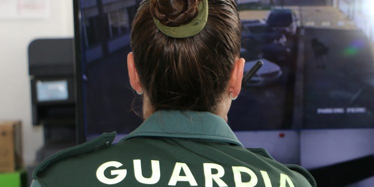 Imagen de archivo de  una agente en las dependencias de la Guardia Civil de Ibiza