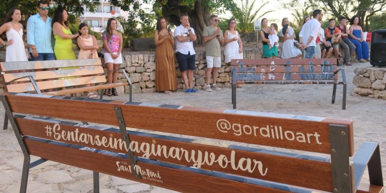 Imagen del acto celebrado ayer para la presentación de los bancos.