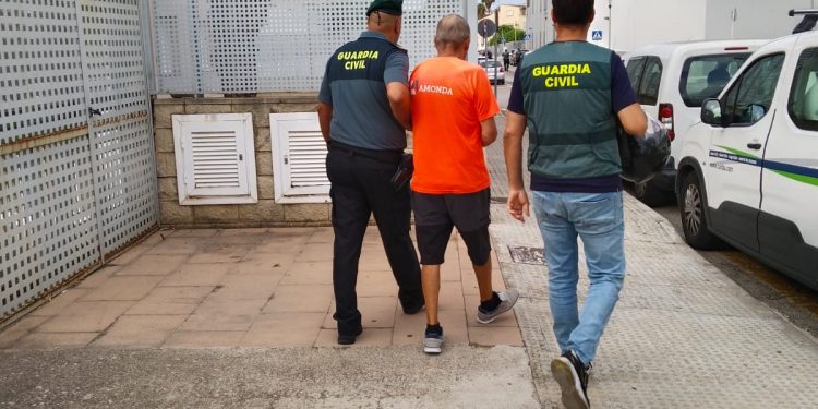 Agente forestal detenido, en una imagen de la Guardia Civil