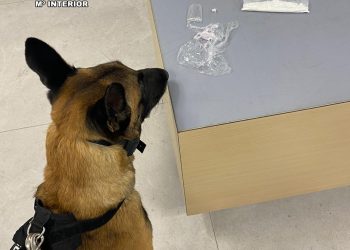 Ahzarus con el 'botín' que halló en la maleta del irlandés detenido. Foto Guardia Civil