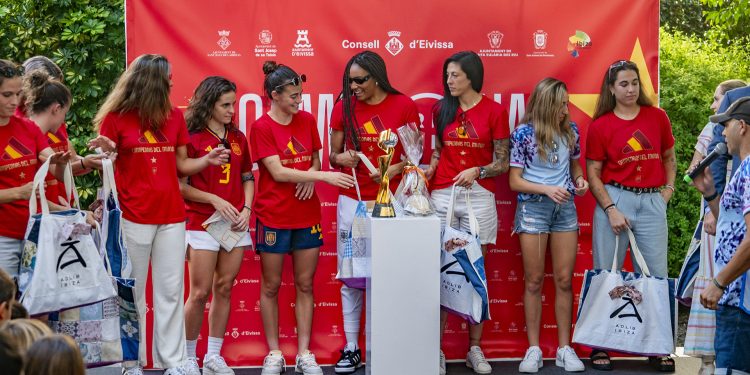 Las Campeonas del Mundo en un acto organizado en el Consell de Ibiza para recibirlas tras su victoria.