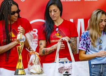 Salma Celeste Paralluelo, Jenni Hermoso y Olga Carmona en el recibimiento por parte del Consell de Ibiza tras ganar el Mundial.