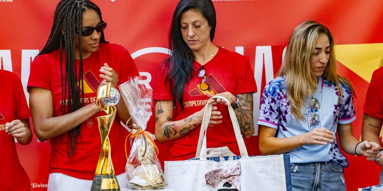 Salma Celeste Paralluelo, Jenni Hermoso y Olga Carmona en el recibimiento por parte del Consell de Ibiza tras ganar el Mundial.