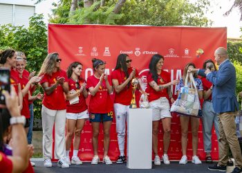 Las Campeonas del Mundo recibiendo el obsequio de artesanía ibicenca de manos del presidente del Consell de Ibiza, Vicent Marí