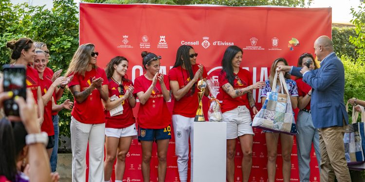 Las Campeonas del Mundo recibiendo el obsequio de artesanía ibicenca de manos del presidente del Consell de Ibiza, Vicent Marí