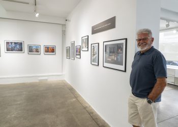 Vicent Ferrer rodeado de su obra en la exposición de Sa Nostra Sala.