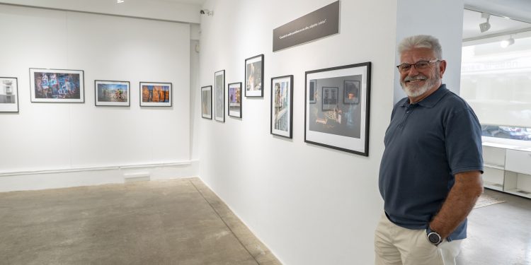 Vicent Ferrer rodeado de su obra en la exposición de Sa Nostra Sala.