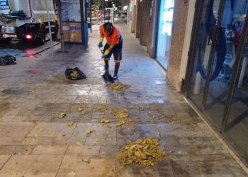 Operarios del servicio de limpieza salieron sobre la 1 de madrugada para limpiar Isidor Macabich y Bartomeu Roselló, anegadas una vez más por las lluvias y con arquetas reventadas.