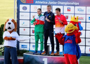 Daniel Planells, a la derecha de la imagen, en el podio. Foto FEDS