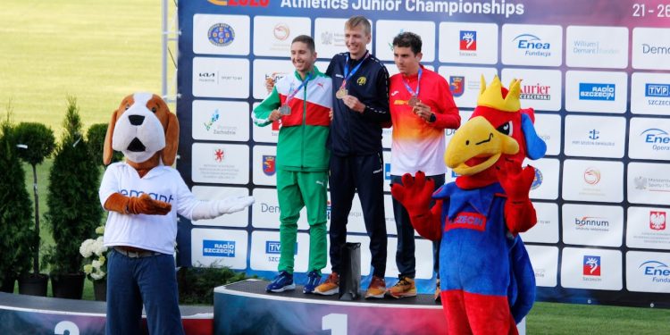 Daniel Planells, a la derecha de la imagen, en el podio. Foto FEDS