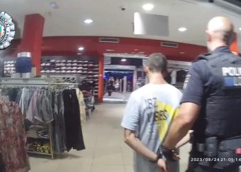 La imagen de la detención dentro del centro comercial. Imagen de la Policía Local de Sant Josep
