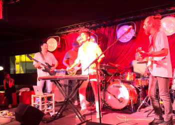 Andrés Coll y The Groove Machine en una actuación en Teatro Ibiza.