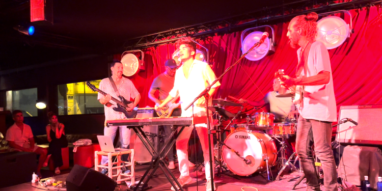 Andrés Coll y The Groove Machine en una actuación en Teatro Ibiza.