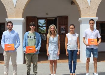 La alcaldesa Carmen Ferrer y la concejala Marisol junto a los tres premiados. Foto: Ayuntamiento de Santa Eulària