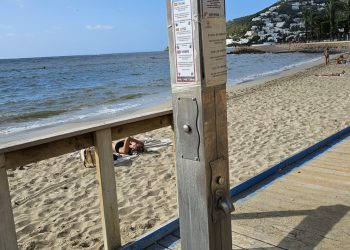 Una ducha en la playa urbana de Santa Eulària.